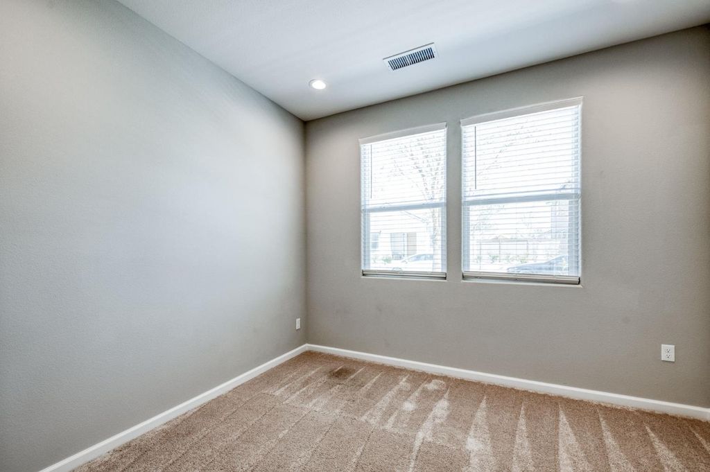 Image 9 of property listing at 734 Josephine, Madera, CA 93636