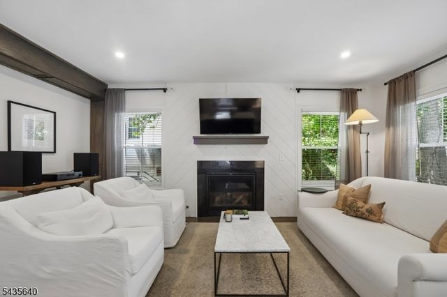 21 Evergreen Pl, Maplewood Twp., NJ 07040