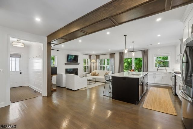 21 Evergreen Pl, Maplewood Twp., NJ 07040