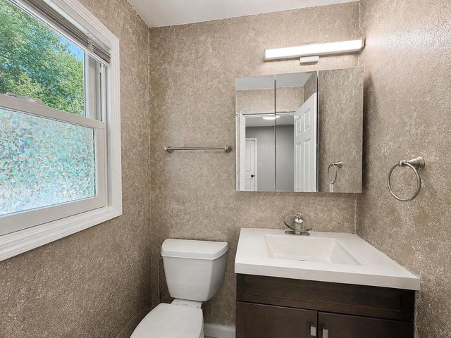 2124 Harris-Highland DRIVE, Waukesha, WI 53188