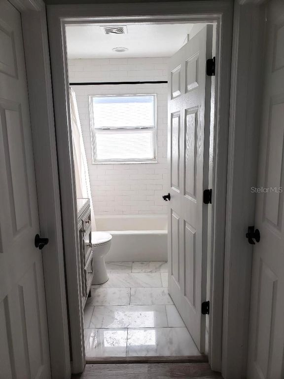Image 11 of property listing at 4808 LIMERICK DRIVE, Tampa, FL 33610