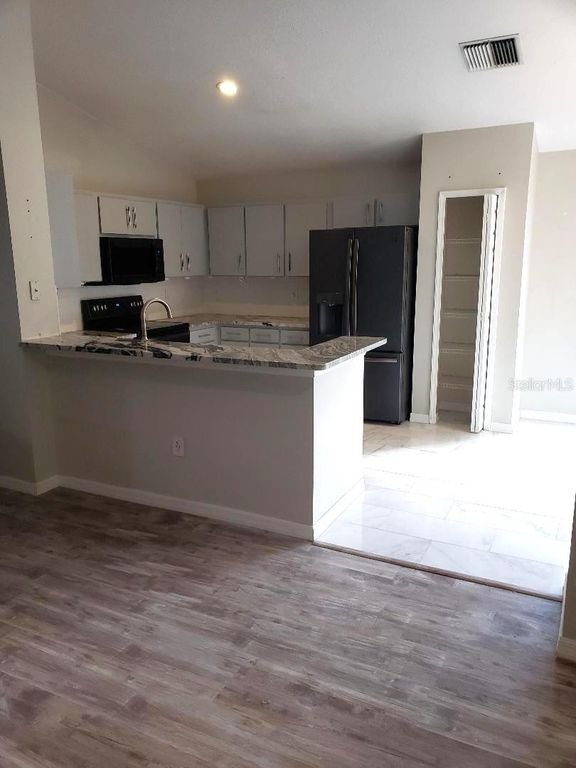 Image 4 of property listing at 4808 LIMERICK DRIVE, Tampa, FL 33610