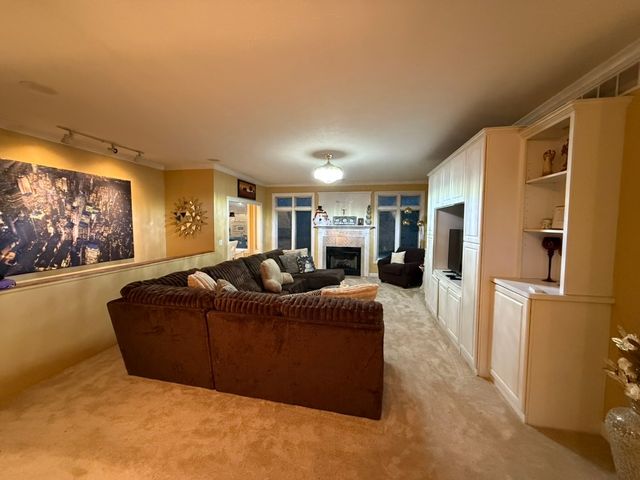 649 Roxbury Road, Rockford, IL 61107