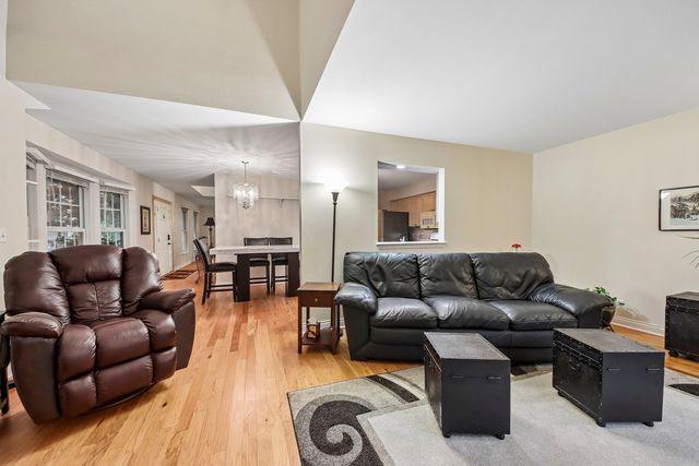 1544 Laurel Oaks Drive, Streamwood, IL 60107