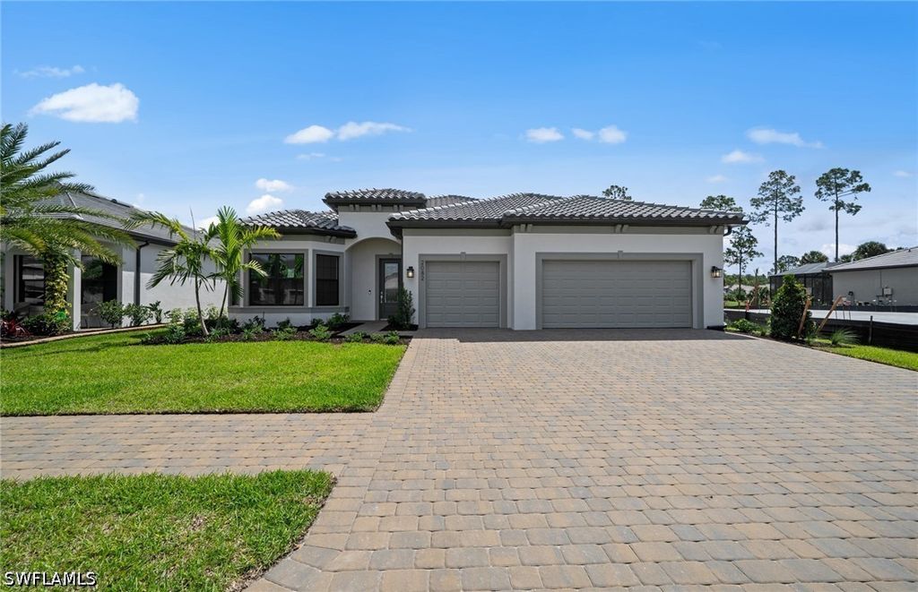 2082 Don Benito WAY, Naples, FL 34120