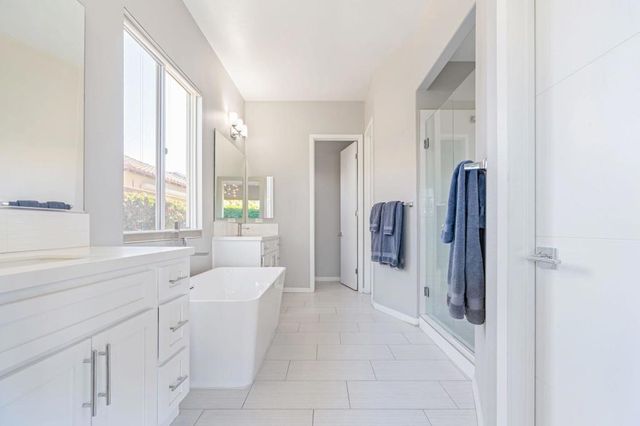 2 Pyramid Lake Court, Rancho Mirage, CA 92270