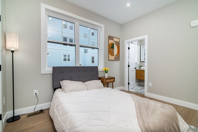 13 Arlington St A, Somerville, MA 02145