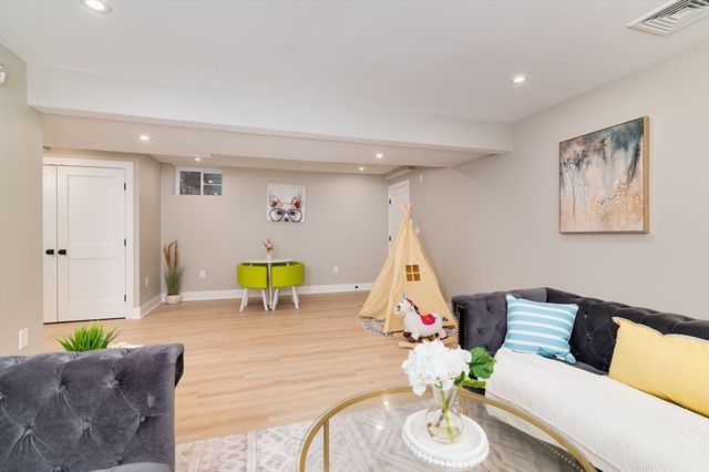 13 Arlington St A, Somerville, MA 02145