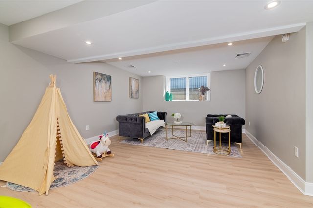 13 Arlington St A, Somerville, MA 02145