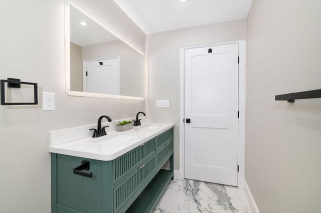 13 Arlington St A, Somerville, MA 02145