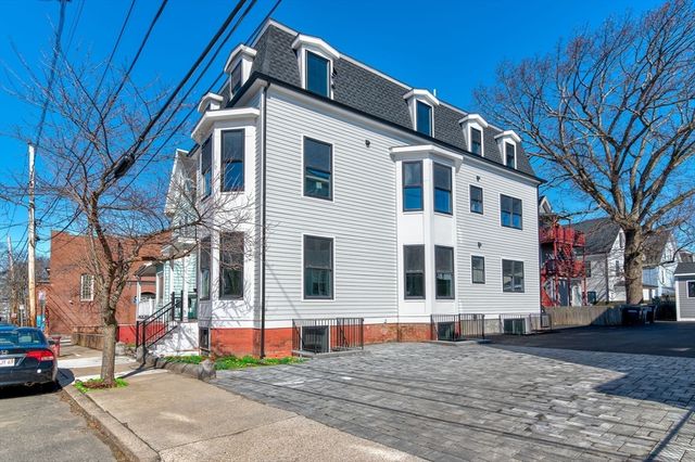 13 Arlington St A, Somerville, MA 02145