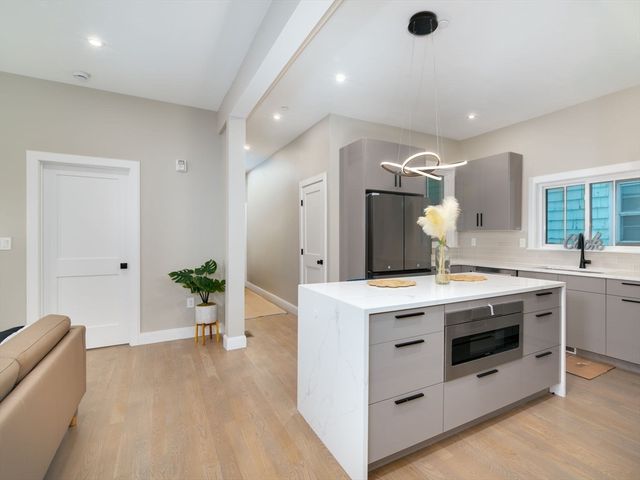 13 Arlington St A, Somerville, MA 02145