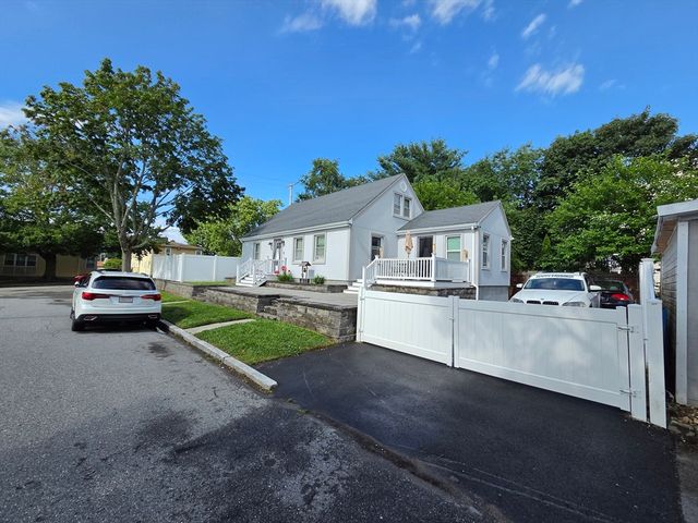 10 Wayne St, Fall River, MA 02721