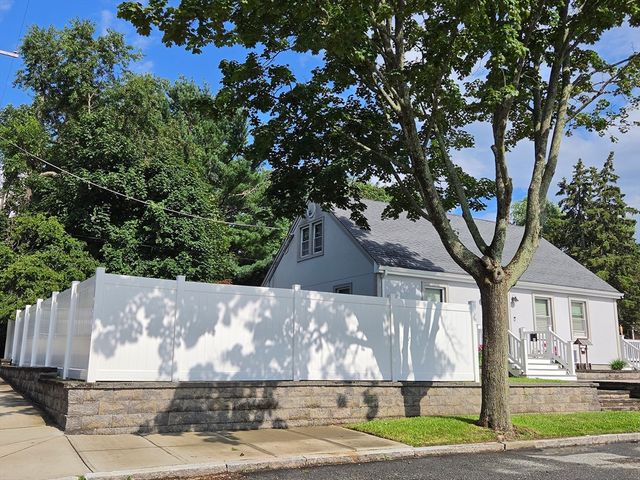 10 Wayne St, Fall River, MA 02721