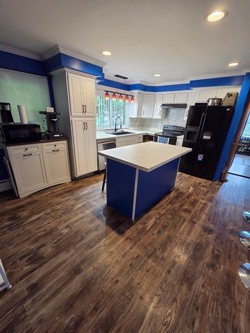 10 Wayne St, Fall River, MA 02721