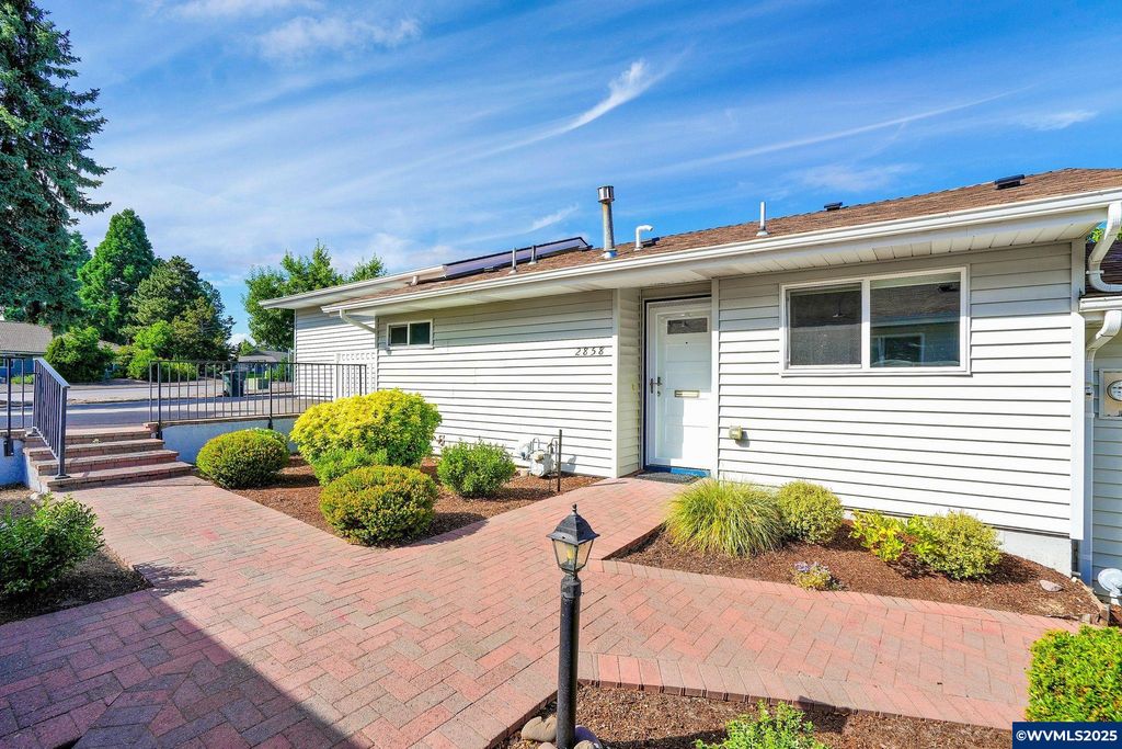 Image 1 of property listing at 2858 Oakcrest Dr NW, Salem, OR 97304