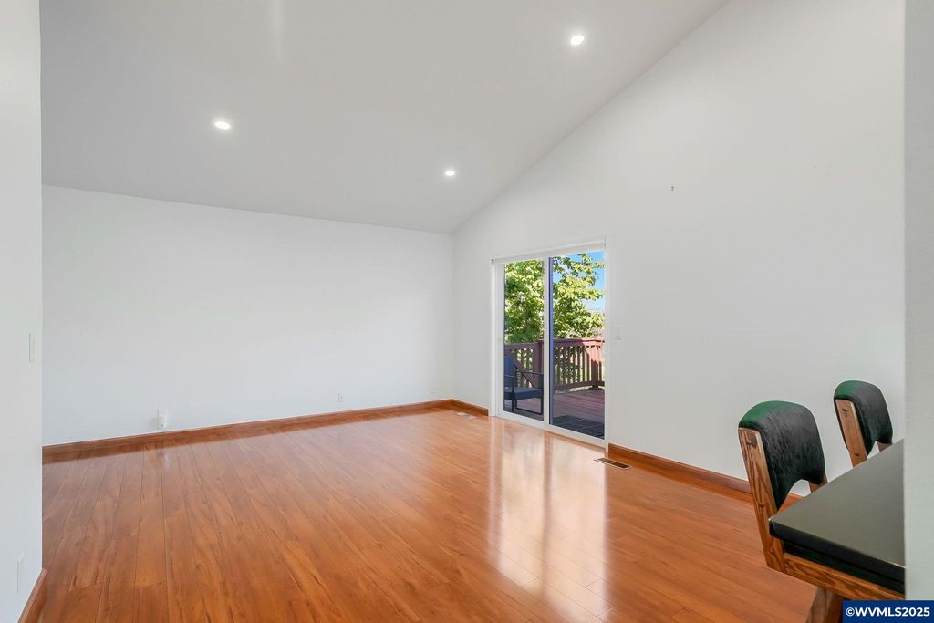 Image 14 of property listing at 2858 Oakcrest Dr NW, Salem, OR 97304