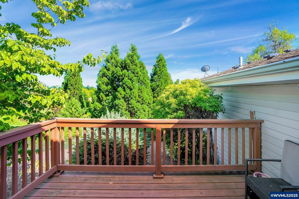 Image 19 of property listing at 2858 Oakcrest Dr NW, Salem, OR 97304