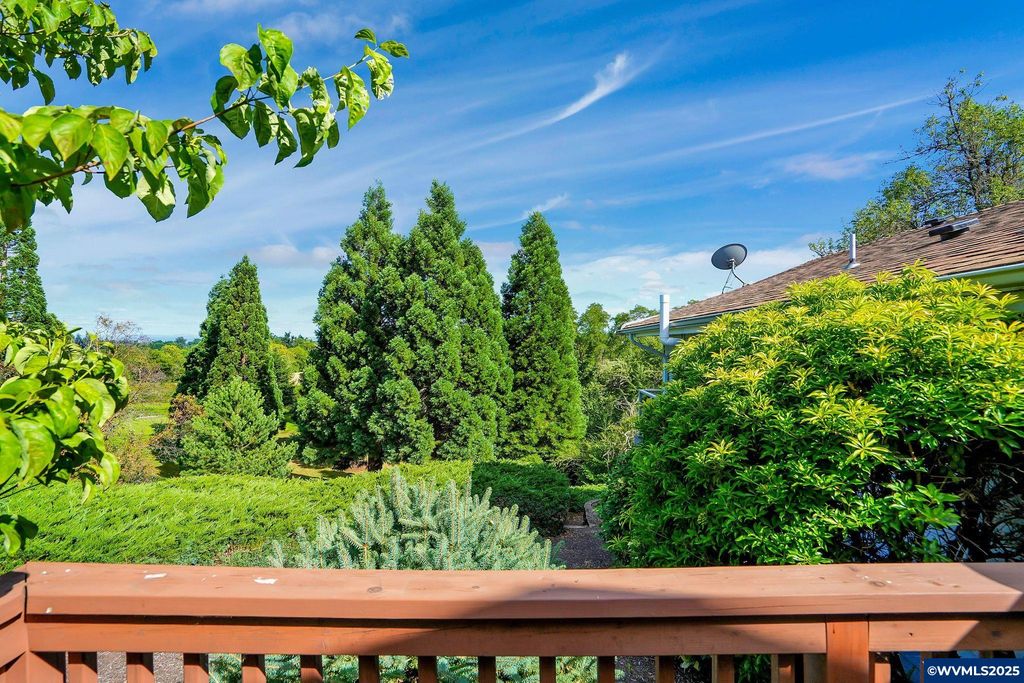 Image 20 of property listing at 2858 Oakcrest Dr NW, Salem, OR 97304