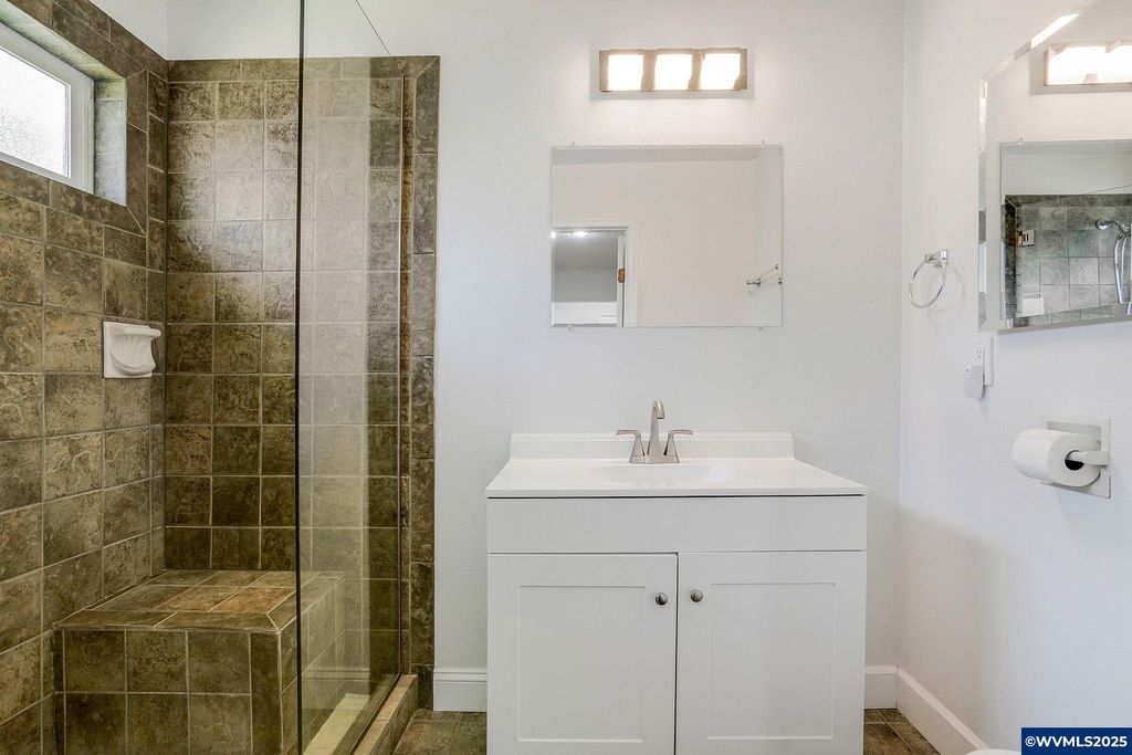 Image 25 of property listing at 2858 Oakcrest Dr NW, Salem, OR 97304