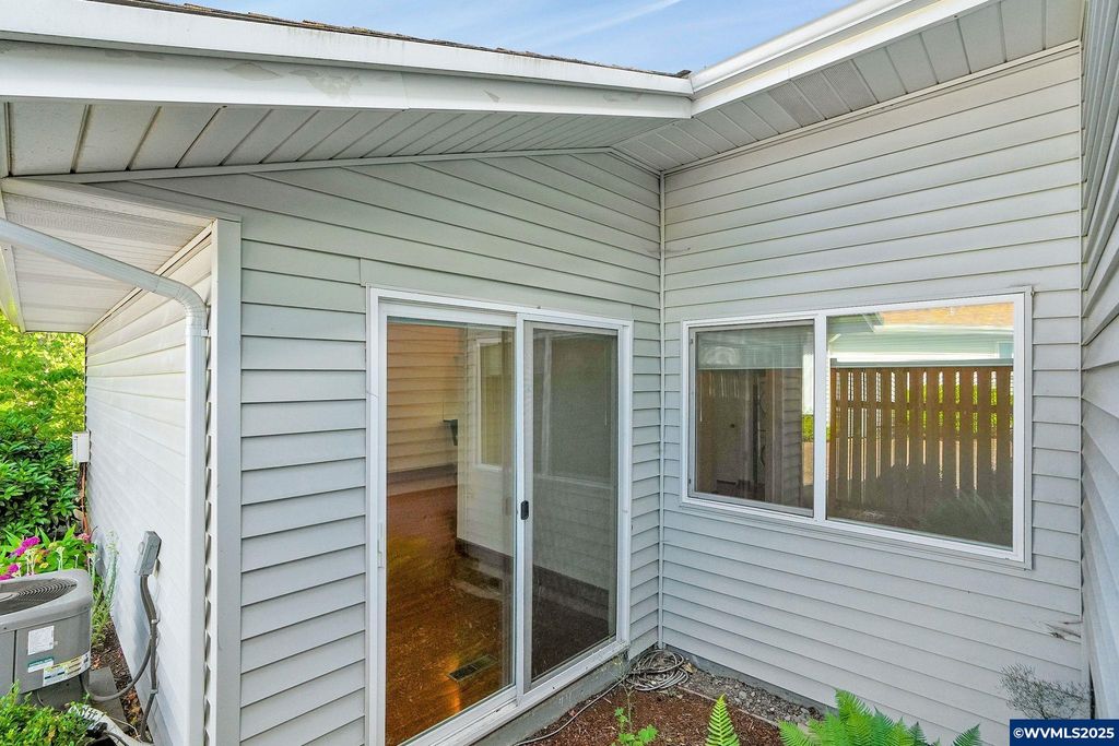 Image 27 of property listing at 2858 Oakcrest Dr NW, Salem, OR 97304