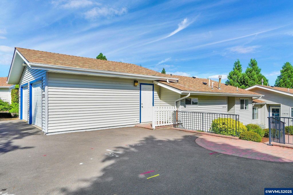 Image 3 of property listing at 2858 Oakcrest Dr NW, Salem, OR 97304