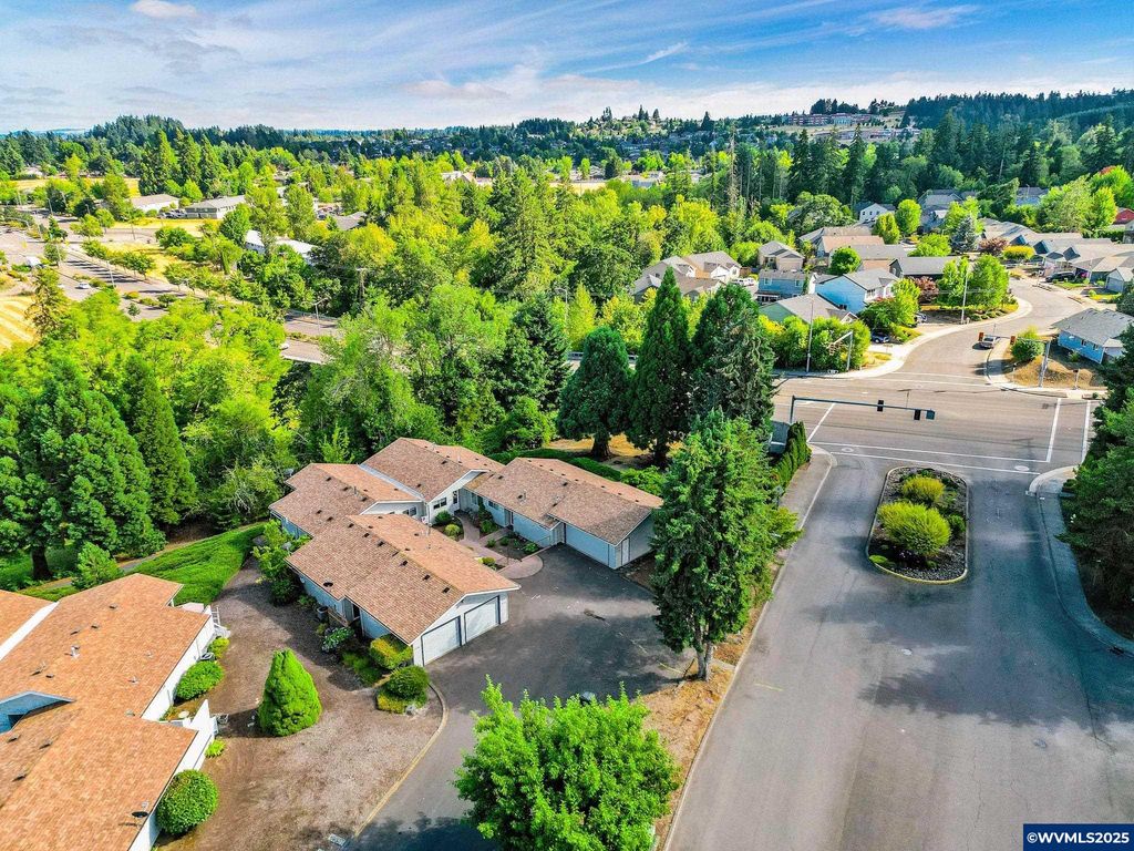 Image 29 of property listing at 2858 Oakcrest Dr NW, Salem, OR 97304