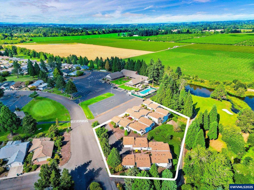 Image 5 of property listing at 2858 Oakcrest Dr NW, Salem, OR 97304