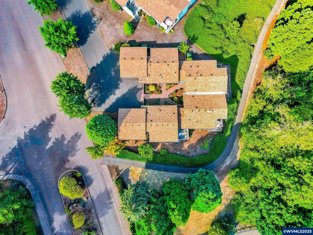 Image 6 of property listing at 2858 Oakcrest Dr NW, Salem, OR 97304