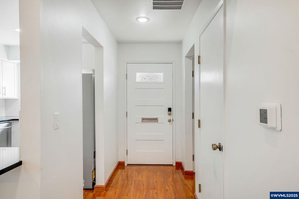 Image 7 of property listing at 2858 Oakcrest Dr NW, Salem, OR 97304