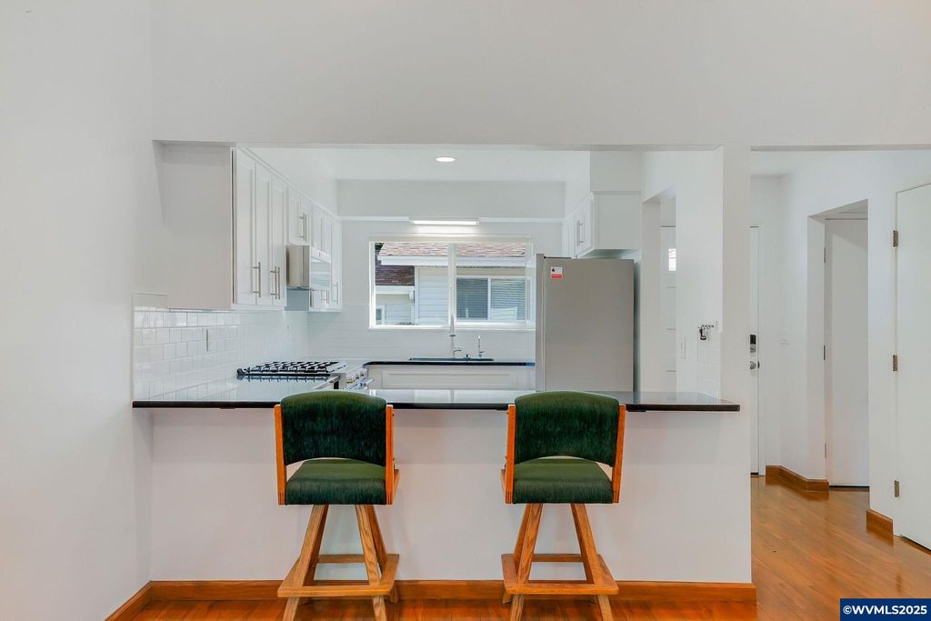 Image 9 of property listing at 2858 Oakcrest Dr NW, Salem, OR 97304