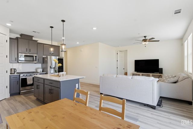 7802 Savannah Height Avenue, Bakersfield, CA 93313