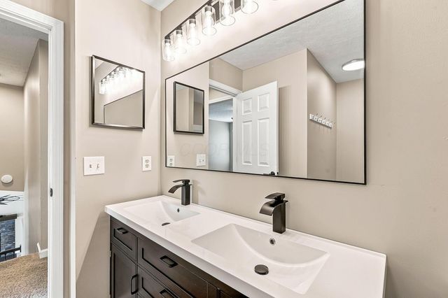 76 Lantern Chase Drive, Delaware, OH 43015
