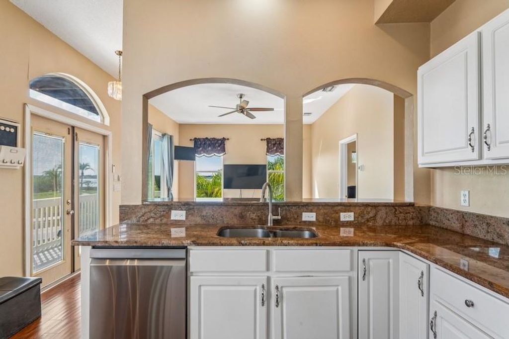 Image 13 of property listing at 402 SHORE DRIVE W, Oldsmar, FL 34677