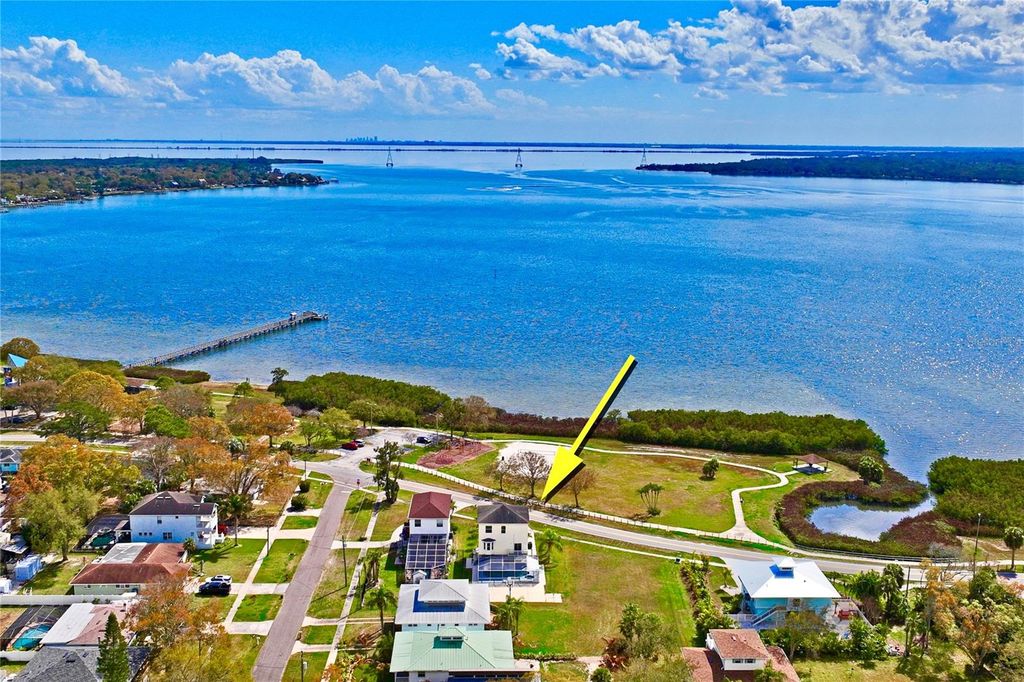 Image 19 of property listing at 402 SHORE DRIVE W, Oldsmar, FL 34677