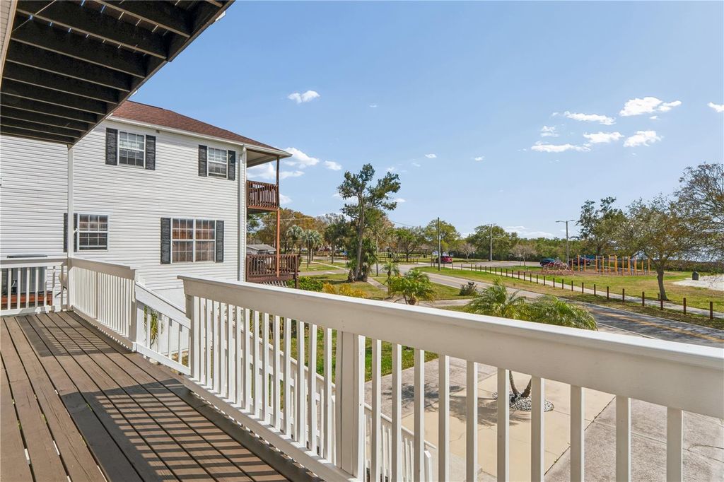 Image 22 of property listing at 402 SHORE DRIVE W, Oldsmar, FL 34677