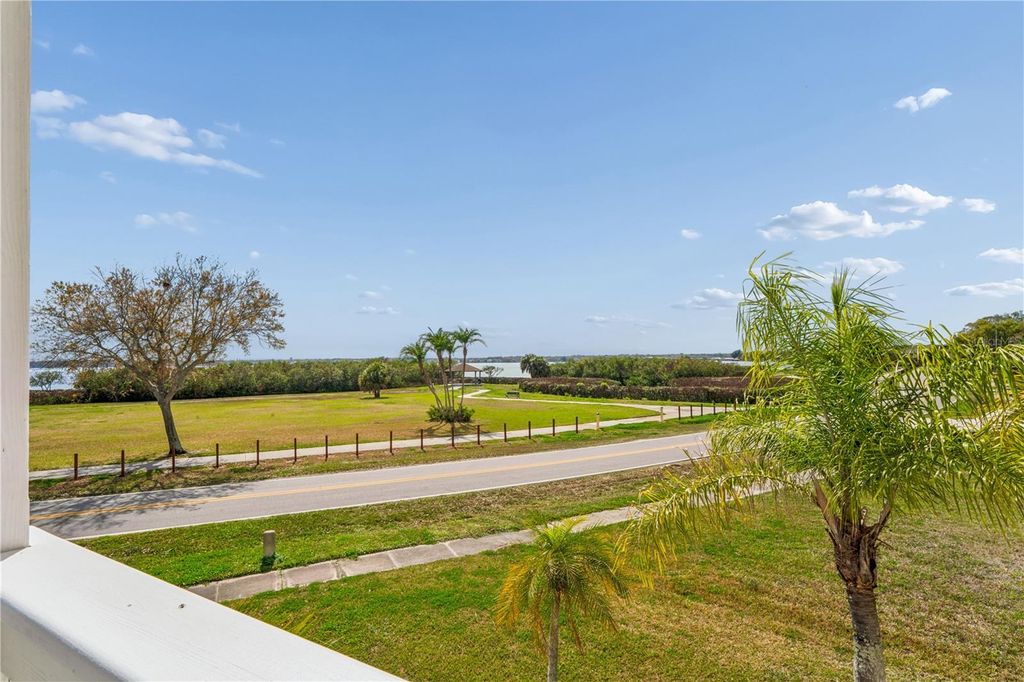 Image 23 of property listing at 402 SHORE DRIVE W, Oldsmar, FL 34677