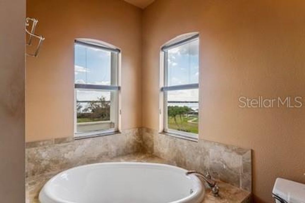 Image 27 of property listing at 402 SHORE DRIVE W, Oldsmar, FL 34677