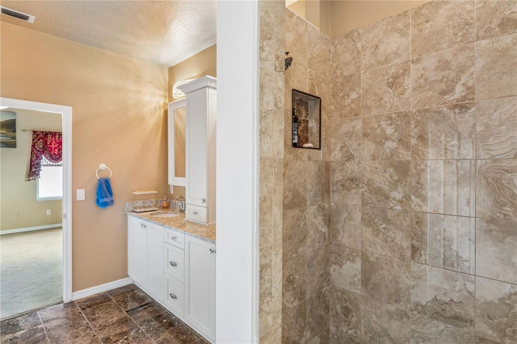 Image 28 of property listing at 402 SHORE DRIVE W, Oldsmar, FL 34677