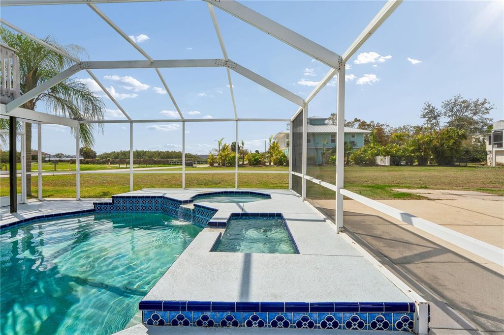 Image 39 of property listing at 402 SHORE DRIVE W, Oldsmar, FL 34677