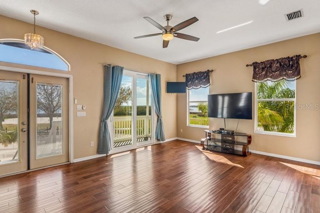 Image 5 of property listing at 402 SHORE DRIVE W, Oldsmar, FL 34677