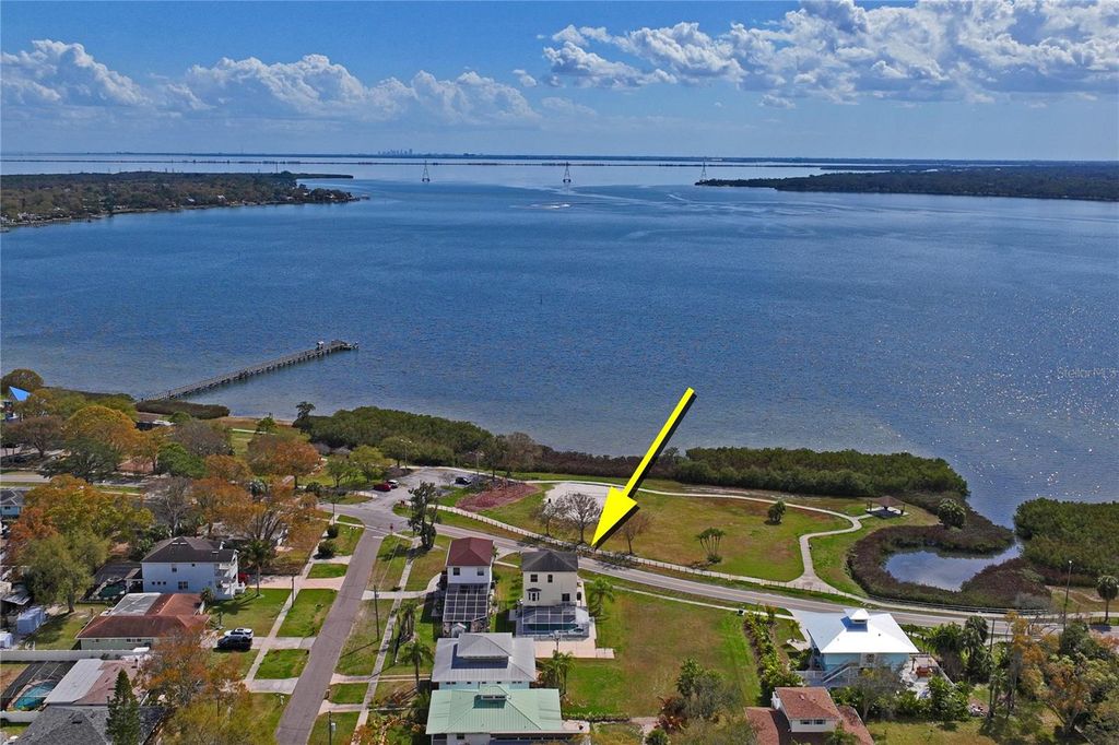 Image 48 of property listing at 402 SHORE DRIVE W, Oldsmar, FL 34677