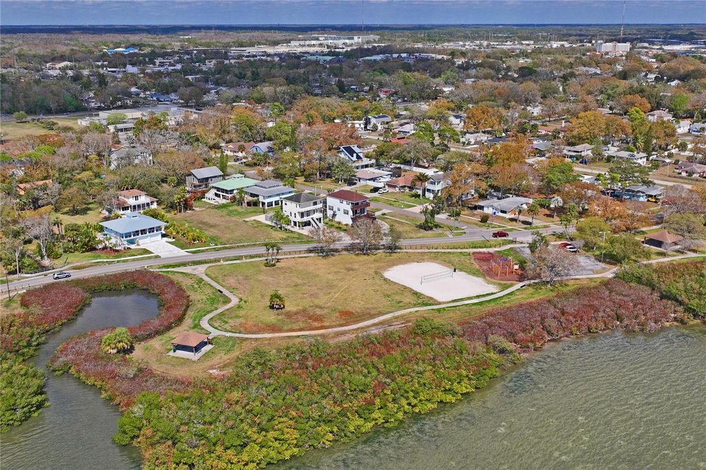 Image 49 of property listing at 402 SHORE DRIVE W, Oldsmar, FL 34677