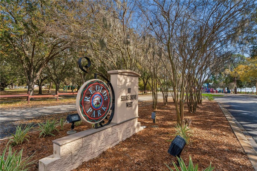 Image 50 of property listing at 402 SHORE DRIVE W, Oldsmar, FL 34677