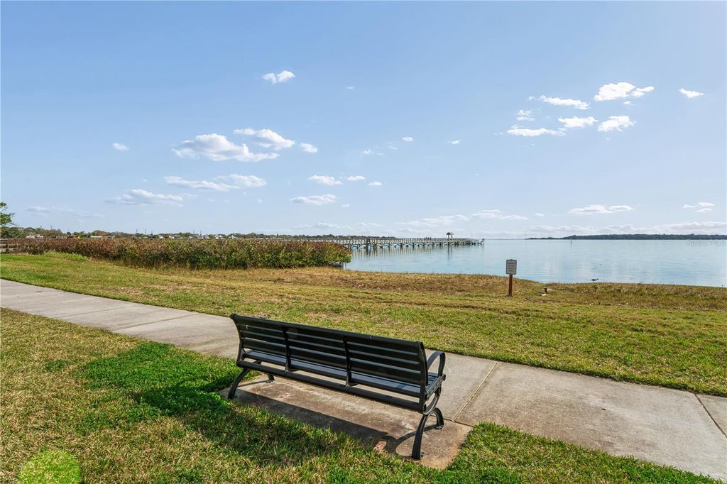 Image 55 of property listing at 402 SHORE DRIVE W, Oldsmar, FL 34677