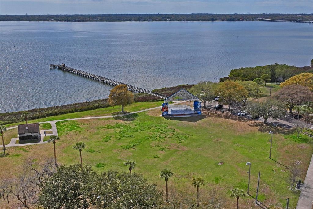 Image 56 of property listing at 402 SHORE DRIVE W, Oldsmar, FL 34677