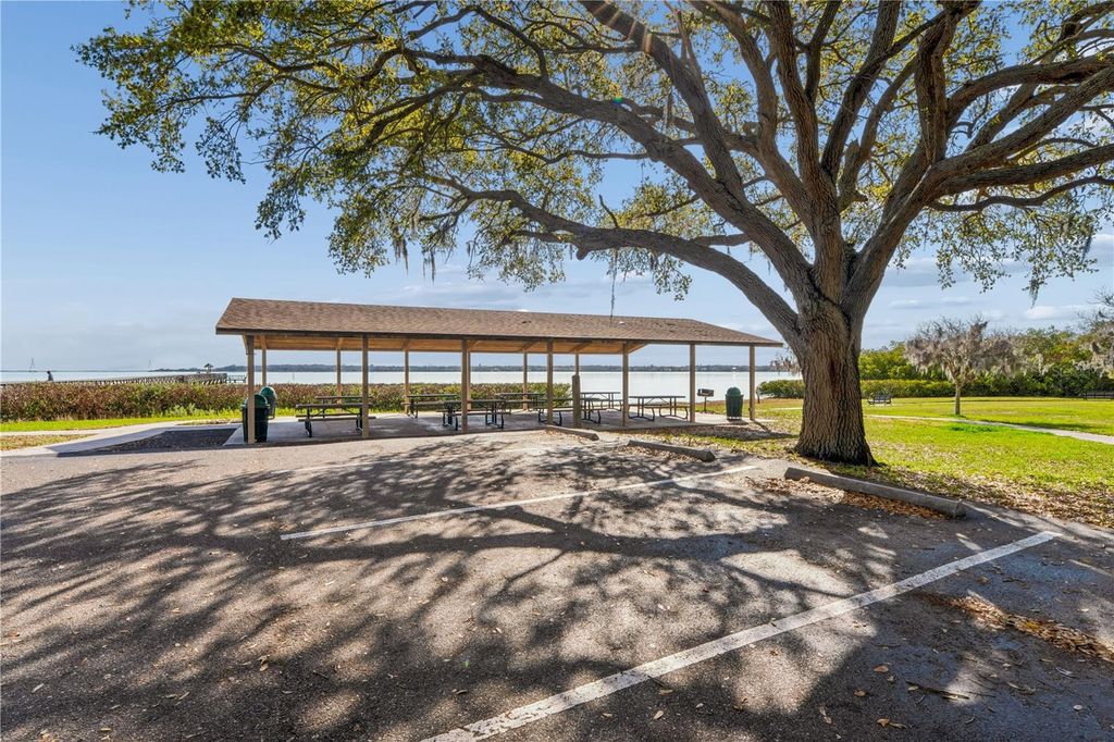 Image 58 of property listing at 402 SHORE DRIVE W, Oldsmar, FL 34677