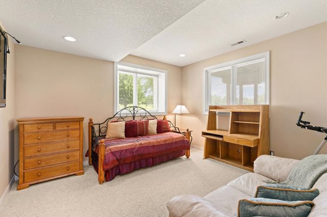 15220 Ridgemont Drive, Urbandale, IA 50323