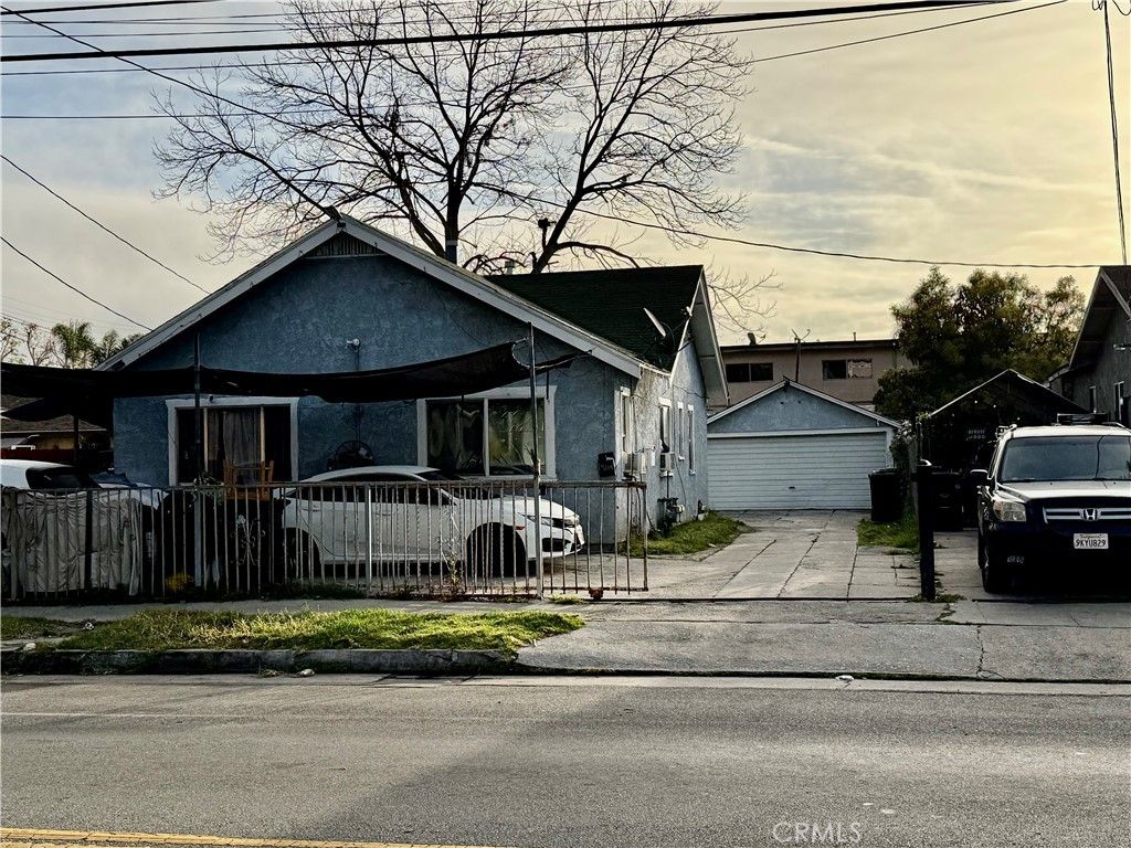 9216 S Hoover, Los Angeles, CA 90044