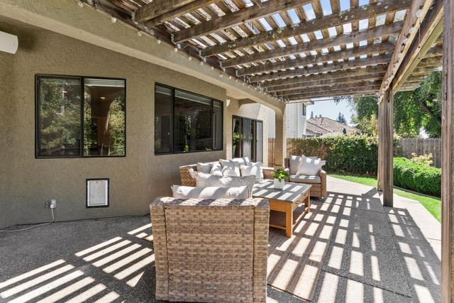 9201 Laguna Lake Way, Elk Grove, CA 95758
